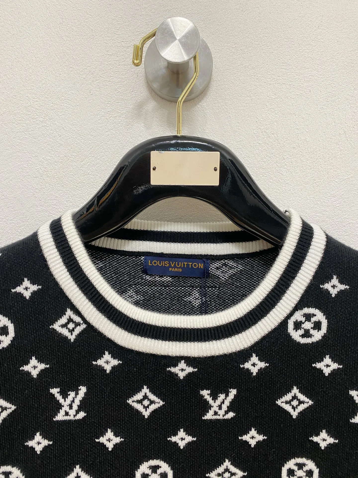 🅿️440 LV 2025 new wool blended round neck long sleeve sweater cardigan bottoming sweater, high-end version! The custom-made fabrics at the counter are highly breathable and comfortable, with impeccable details and brand element design concepts, reflecting high quality. It feels delicate and soft! It presents a casual cut and the upper body shape is great! 🐉Code size: M-3XL